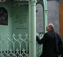 Wojciech Marczewski i Maciej Gil przy Studni Trzech Braci